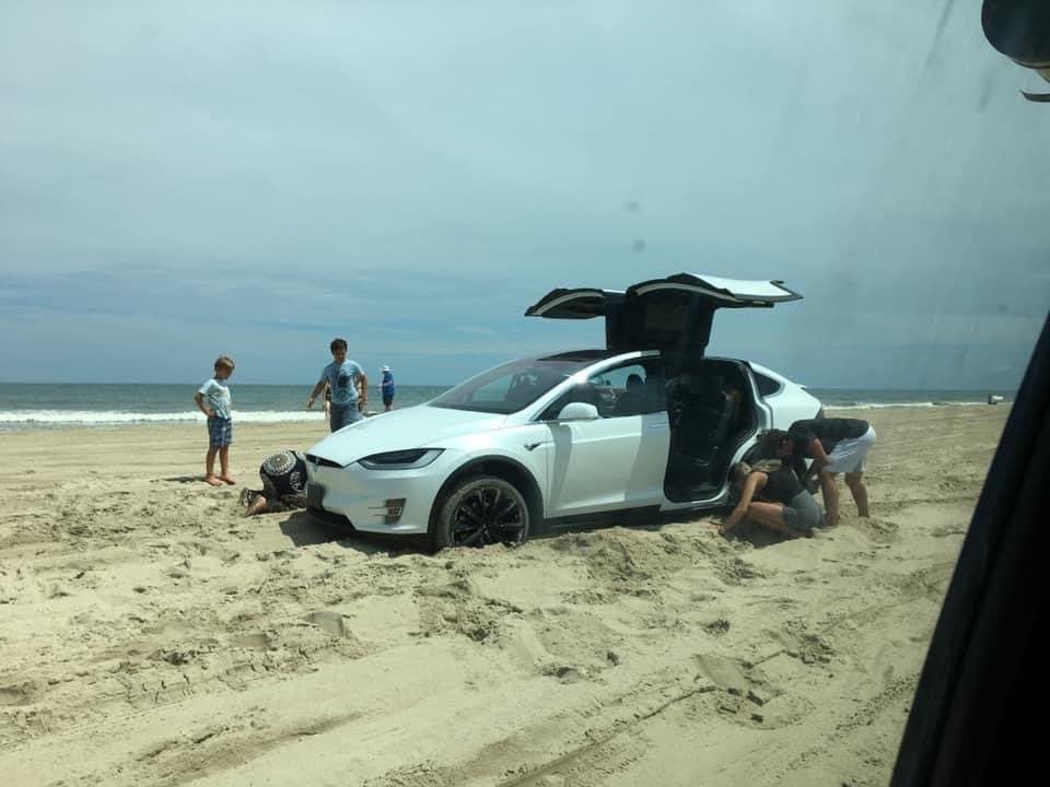une voiture embourbée sur la plage
