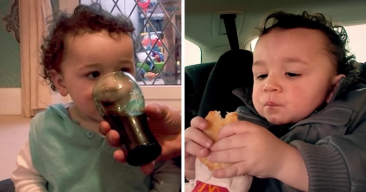 Le bébé boit du coca et mange un hamburger.