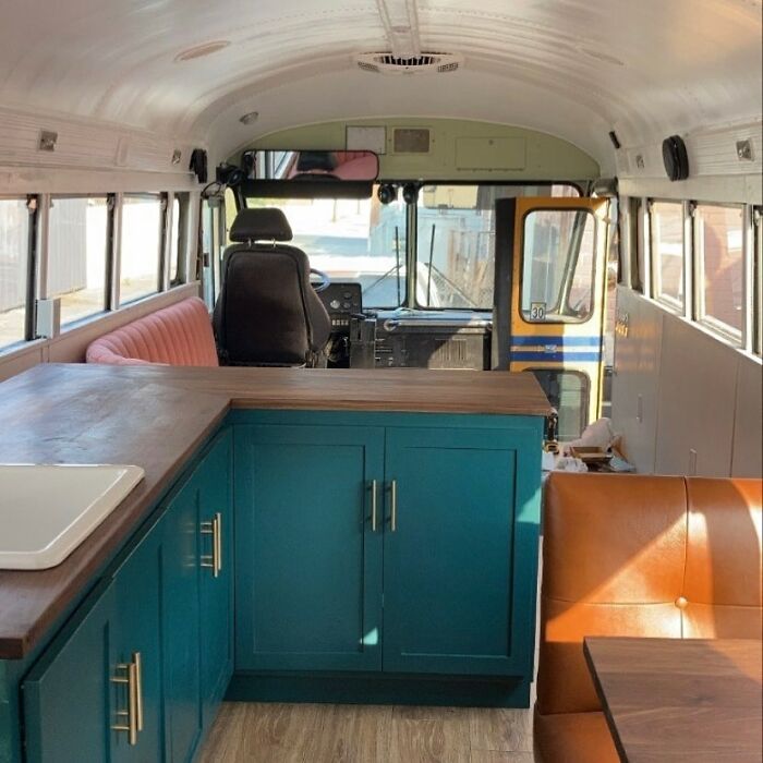 Christine Saldana et Kathy Mariscal transforment un bus d'écoliers en maison