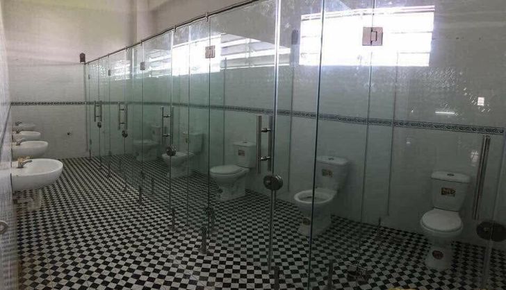 concept toilettes raté absence intimité