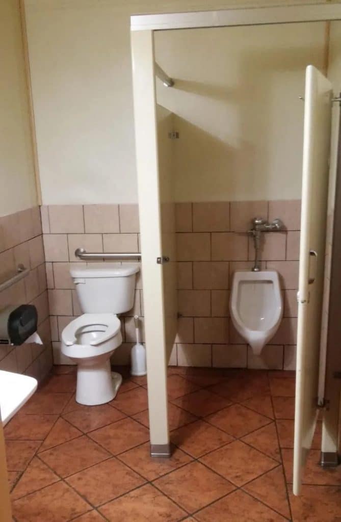 concept toilettes raté absence intimité