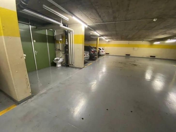 concept toilettes raté absence intimité