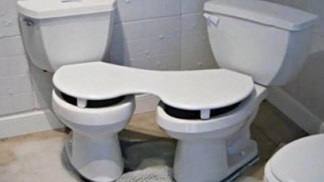 Un double abattant pour deux toilettes