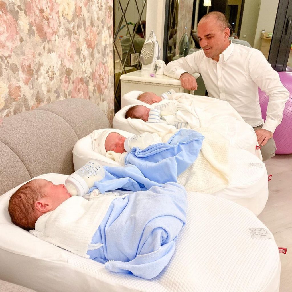 Galip Ozturk avec ses bébés