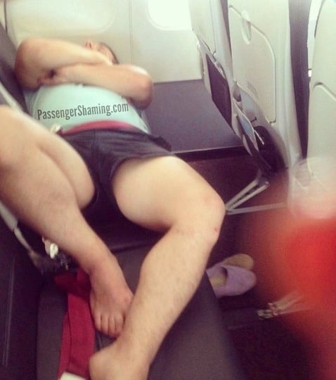 Un passager allongé dans un avion