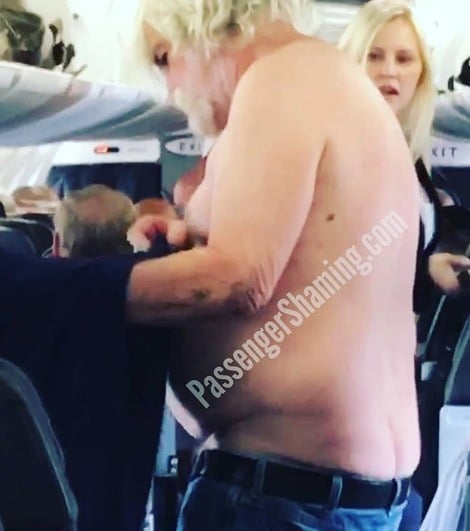 Un passager qui se déshabille dans un avion