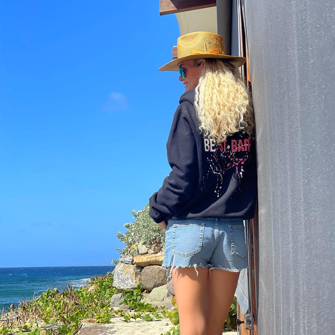 Laeticia Hallyday, amoureuse, se lâche en mini-short sur Instagram