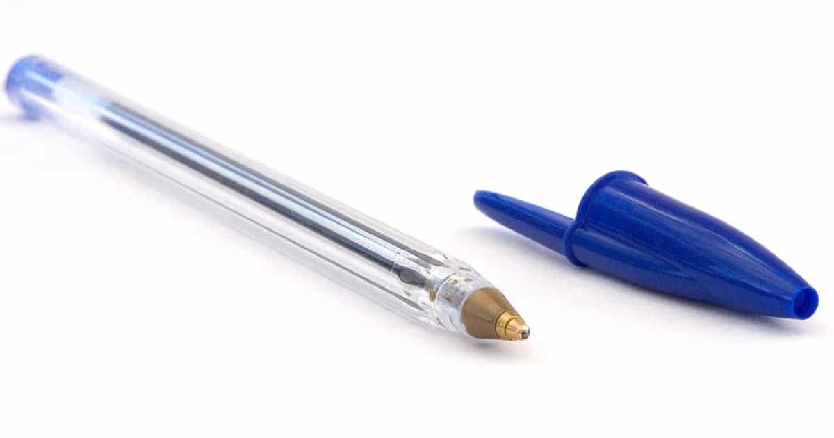 Un stylo Bic et son capuchon troué