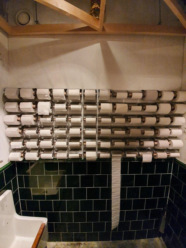 Des rouleaux de papier wc dans les toilettes d'un restaurant en Suède