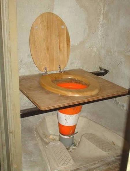 Toilettes construites artisanalement