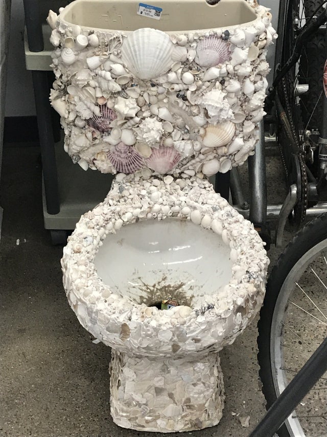 Toilettes décorées avec des coquillages
