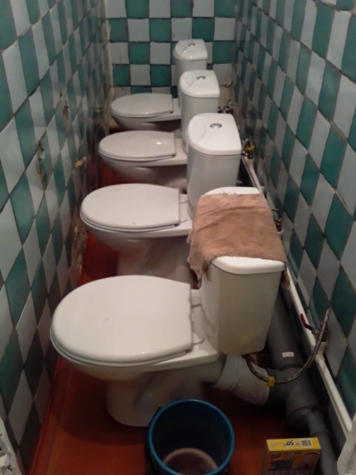 Toilettes les unes à côtés des autres
