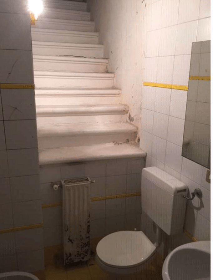 Toilettes en bas d'un escalier