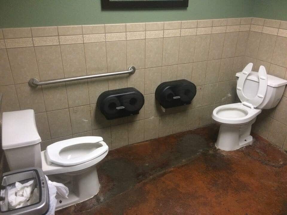Toilettes face à face