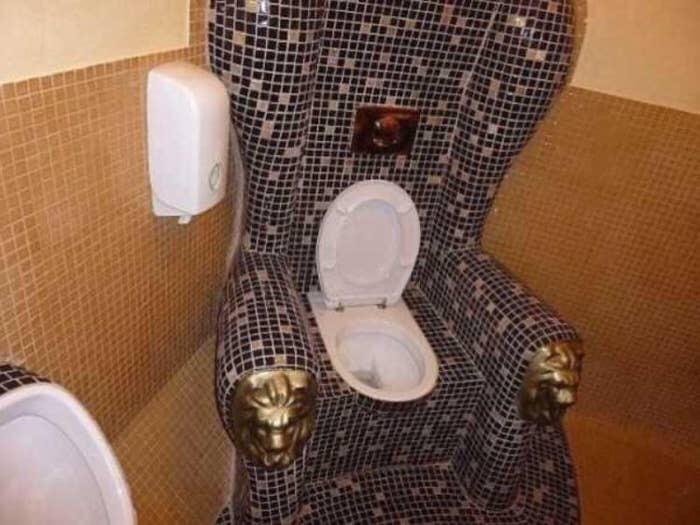 Toilettes sur un fauteuil
