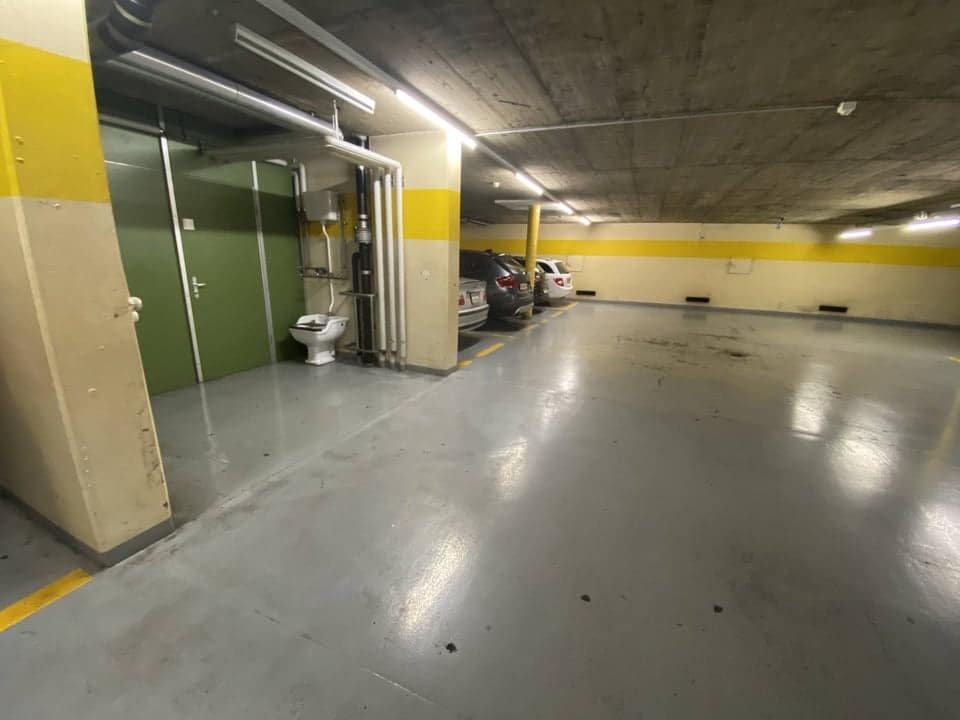 Toilettes dans un parking