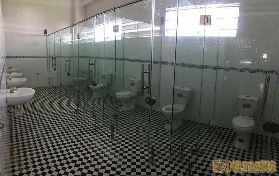 Toilettes avec murs transparents