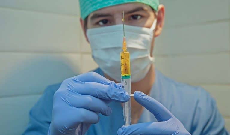Vaccination : comment des Français non prioritaires ont-ils pu être vaccinés en premier ?