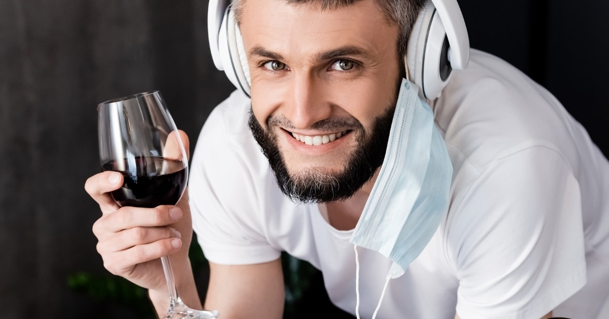 Un jeune homme buvant du vin pendant l'épidémie