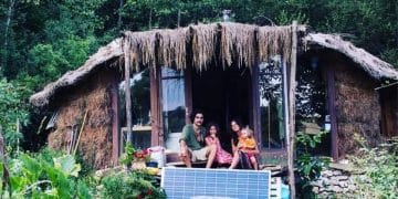 Jonathan, Caroline et leurs enfants dans leur cabane.
