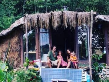 Jonathan, Caroline et leurs enfants dans leur cabane.