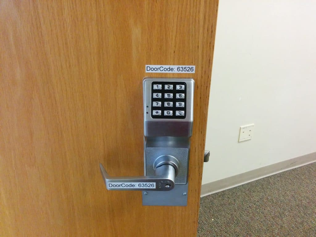 une porte avec digicode non sécurisée