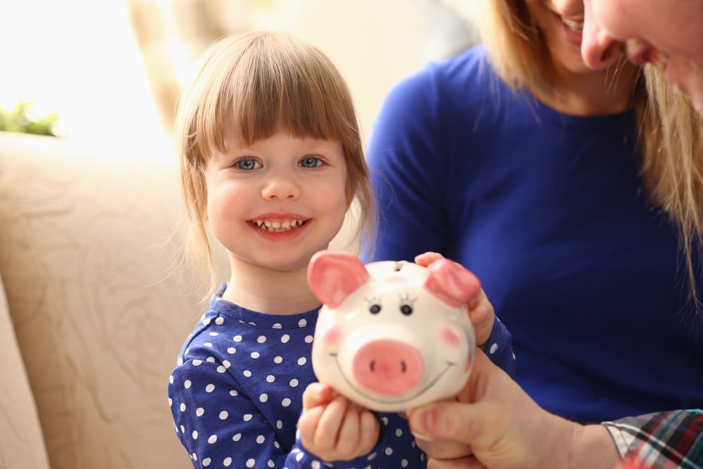 Epargner dans une tirelire en cochon