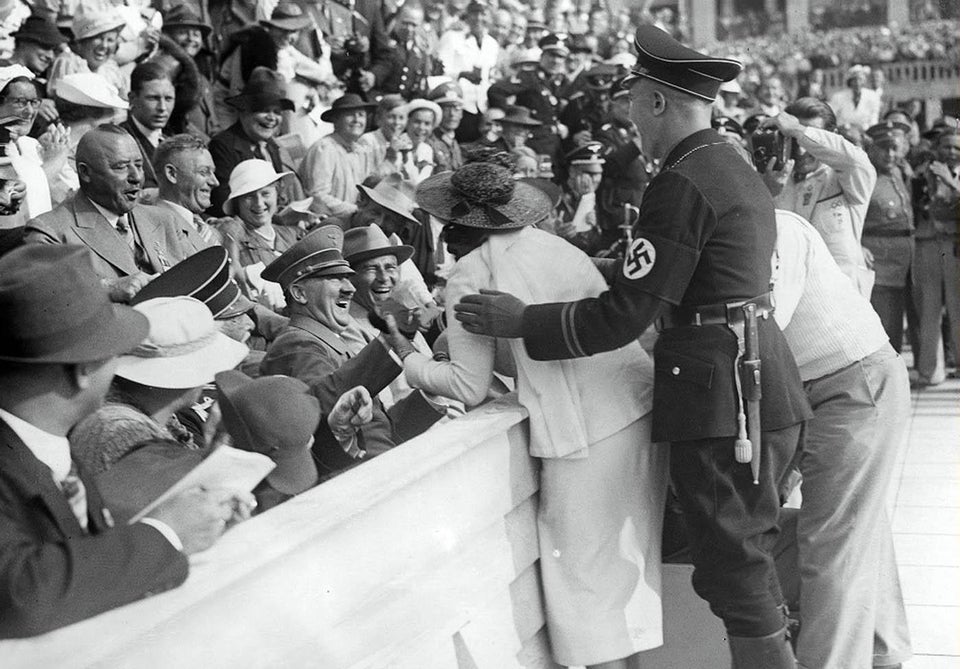 Hitler lors des JO de 1936, embrassé par une Américaine