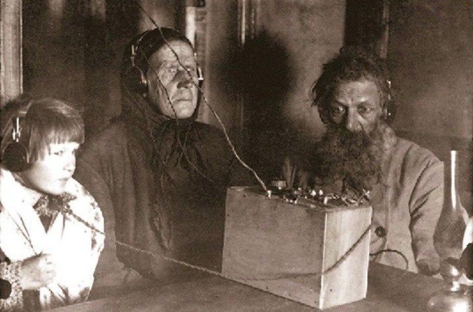 Des paysans soviétiques découvrent la radio