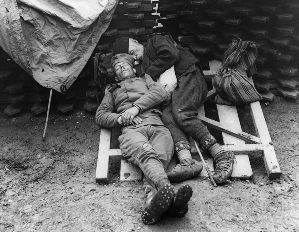 un père rend visite au front à son fils, soldat serbe