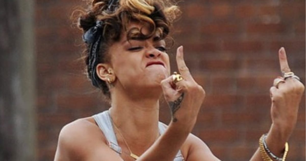 Rihanna effectuant un doigt d'honneur
