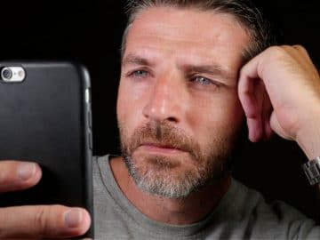 Un homme lisant les mails de son conjoint