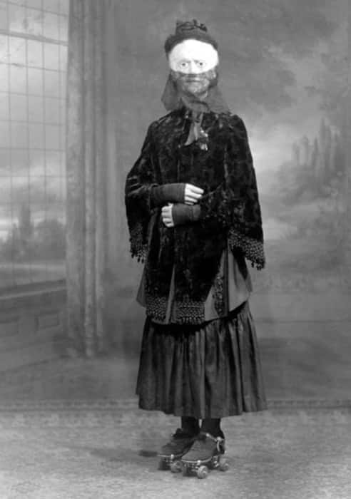 Femme à Halloween en 1910