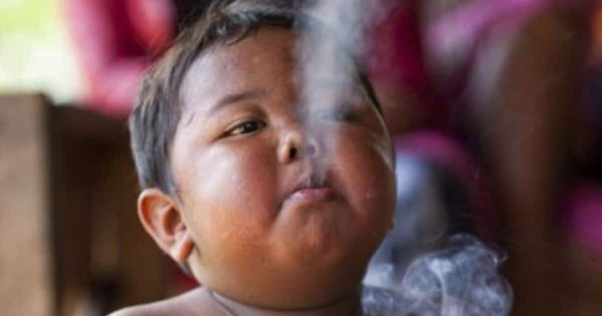Ardi Rizal bébé fumeur
