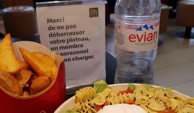 Mc Donald’s supprime les bouteilles d’eau en plastique pour une solution plus respectueuse de l’environnement Mc Donald’s supprime les bouteilles d’eau en plastique pour une solution plus respectueuse de l’environnement