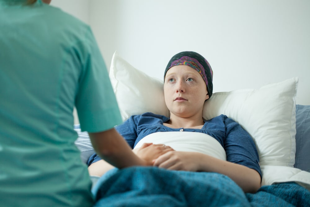Une femme atteinte d'un cancer