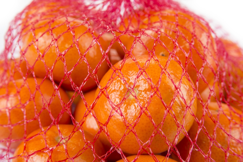 des mandarines dans un filet rouge