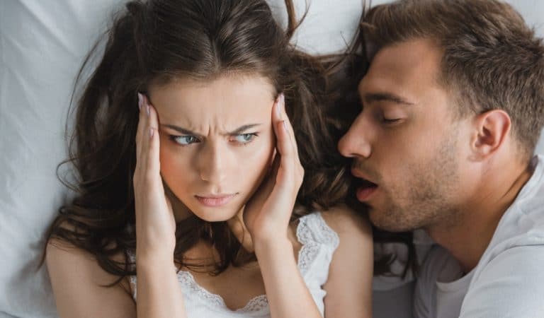 Un expert du sommeil explique comment arrêter de ronfler