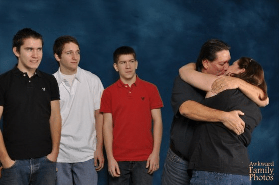 Photo de famille étrange et malaisante