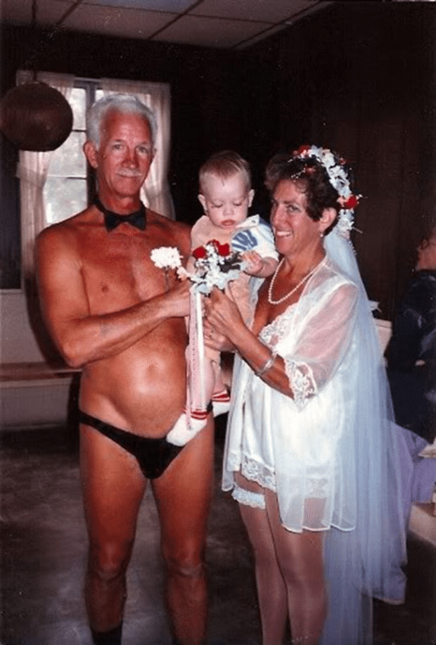 Photo de famille étrange et malaisante