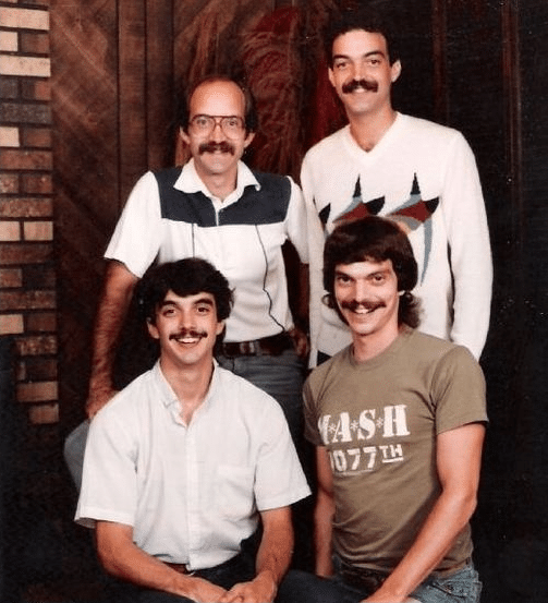Photo de famille étrange et malaisante