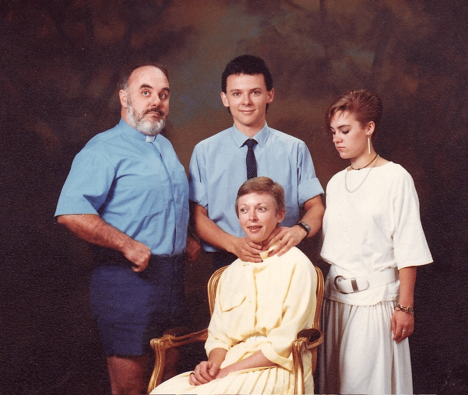 Photo de famille étrange et malaisante