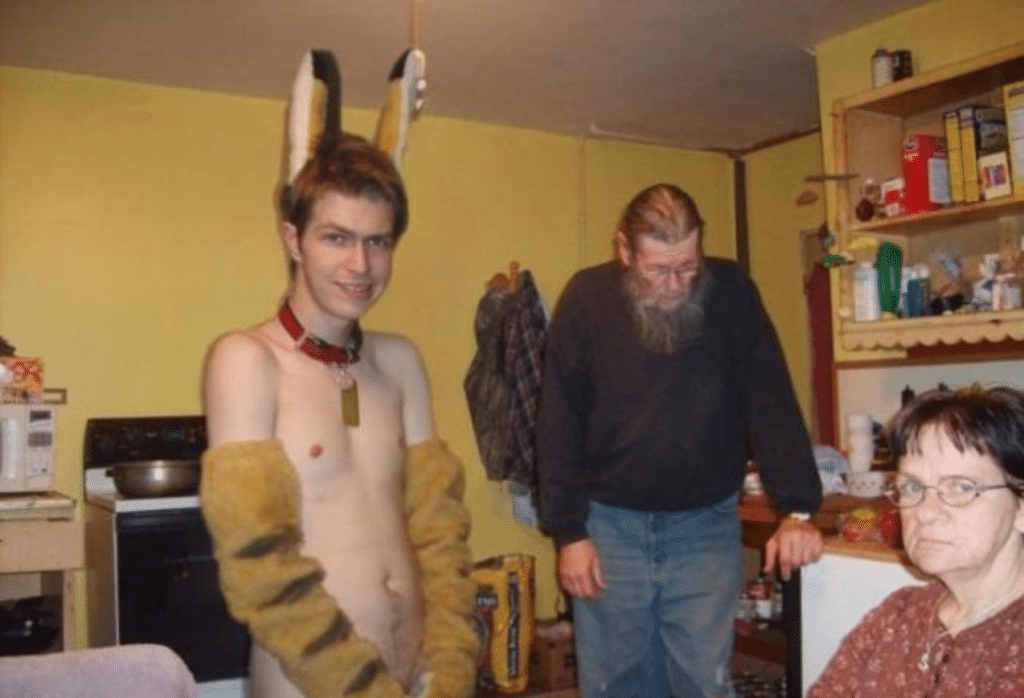 Photo de famille étrange et malaisante