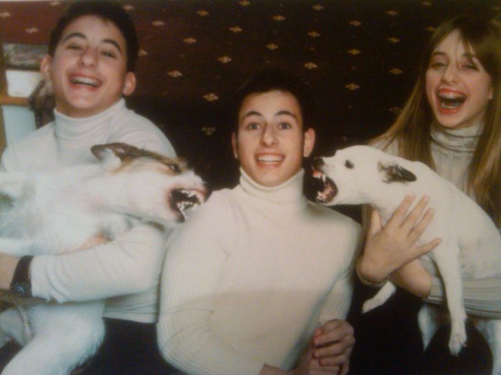 Photo de famille étrange et malaisante