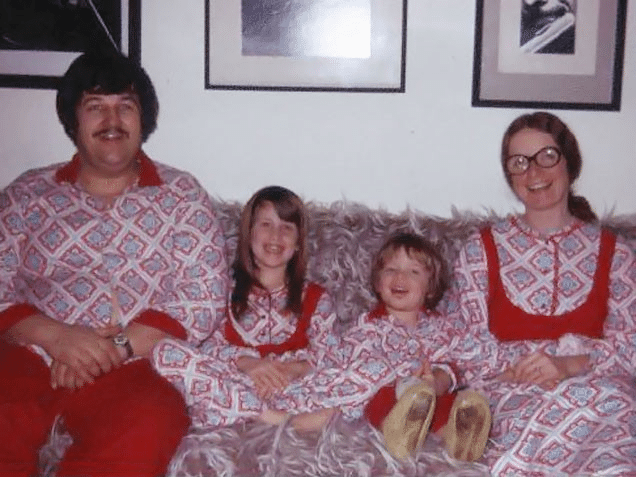Photo de famille étrange et malaisante