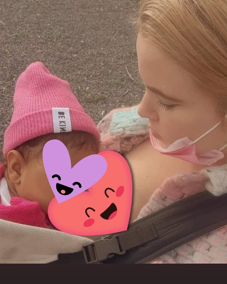 Une maman partage la photo de son allaitement en soutien à Maylis, maman giflée à Bordeaux