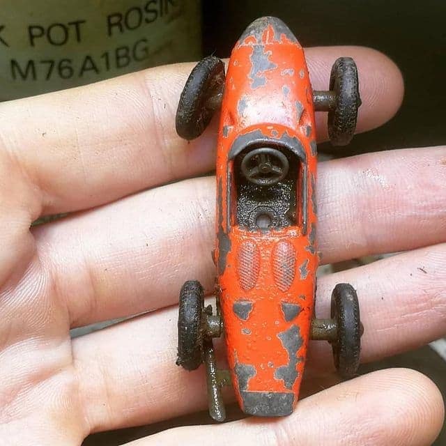 Une ancienne petite voiture Ferrari trouvée avec un détecteur à métaux