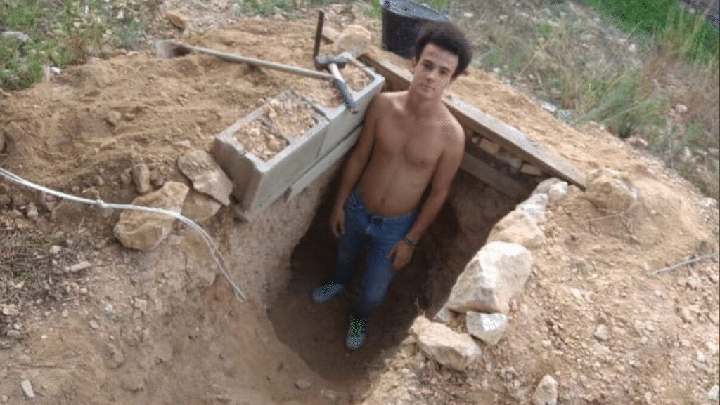 Andre Canto creuse une grotte en espagne