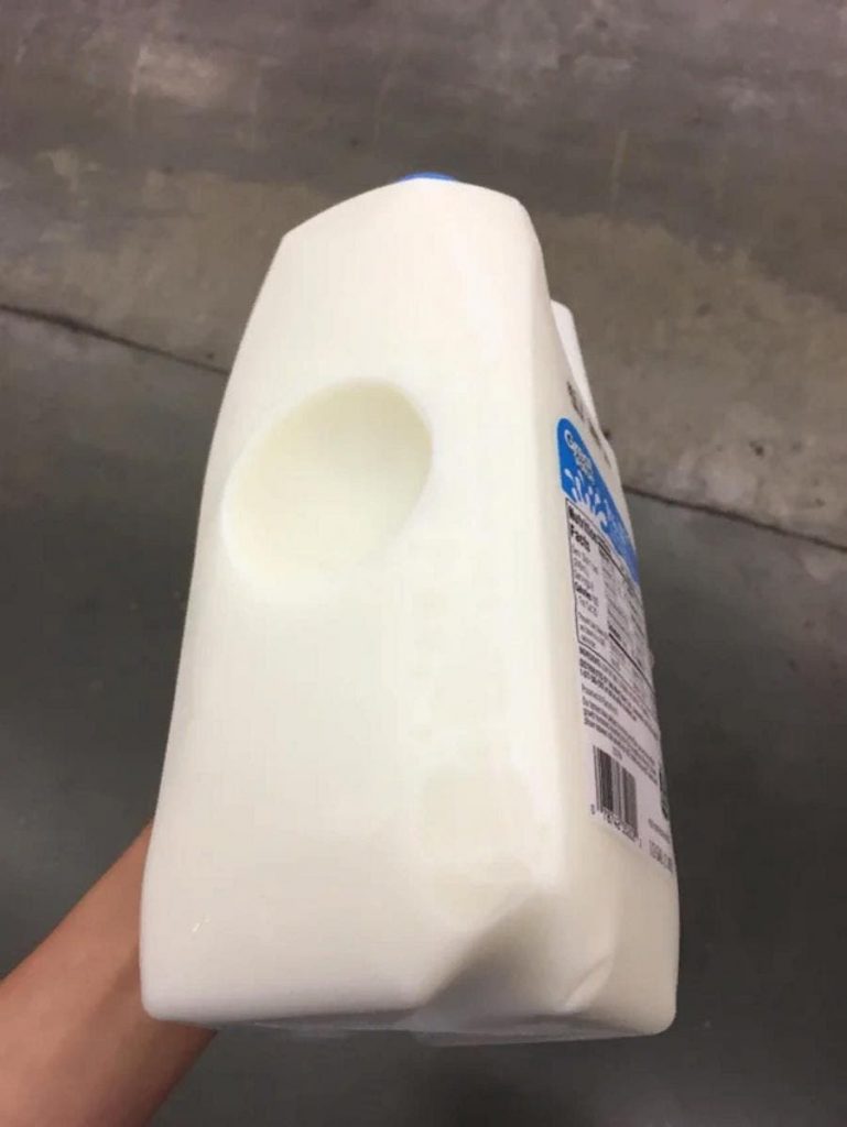 Une bouteille de lait avec des trous