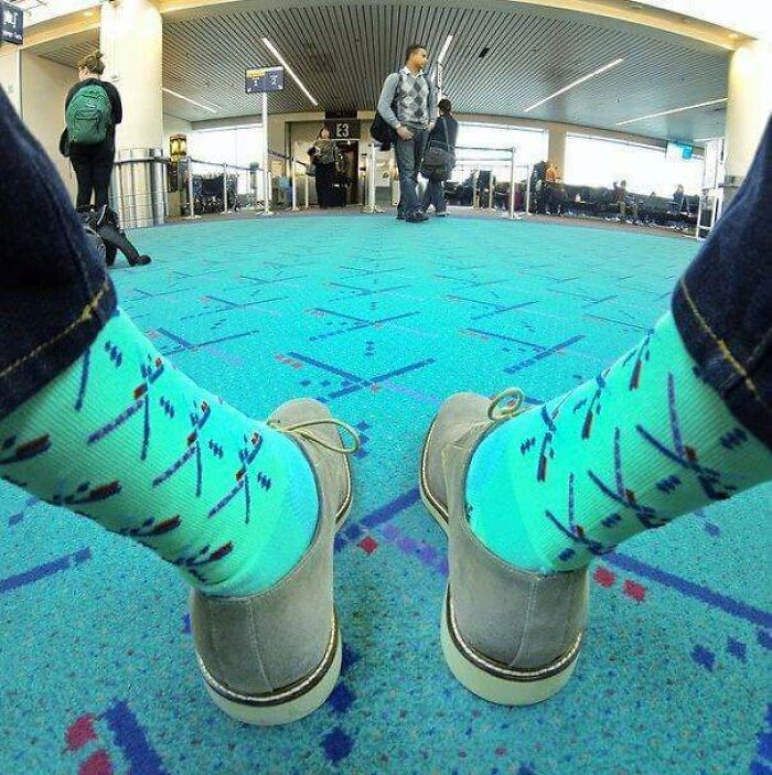 Une invention débile : des chaussettes assortie au sol de l'aéroport de Portland